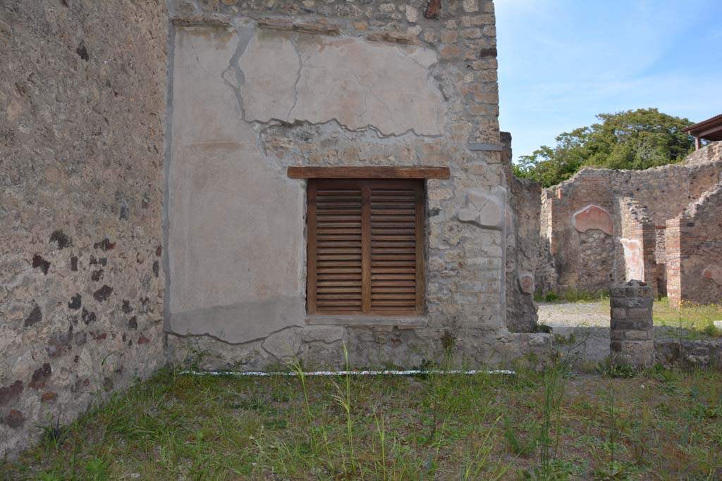 IX.5.9 Pompeii. May 2017. Room “i”, north-west corner of peristyle, with window into room “l (L)”.
Foto Christian Beck, ERC Grant 681269 DÉCOR.
