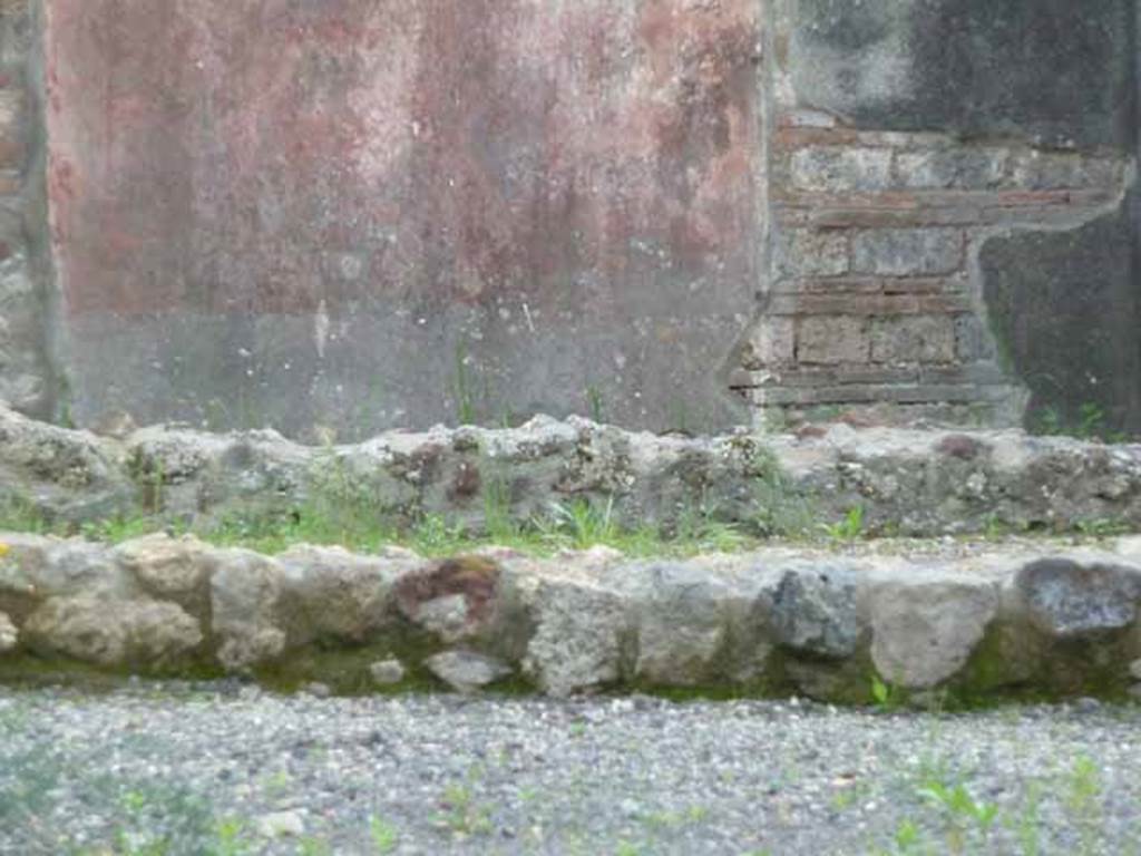 IX.5.9 Pompeii. May 2010. Looking south from entrance corridor towards small wall of peristyle “i”.