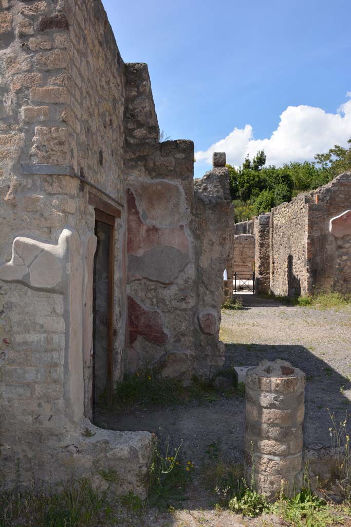 IX.5.9 Pompeii. May 2017. 
Room “i”, looking north towards north-west corner of north portico.
Foto Christian Beck, ERC Grant 681269 DÉCOR.