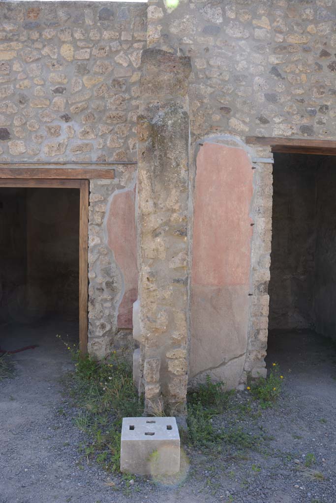 IX.5.9 Pompeii. May 2017. 
Room “i”, looking west from north portico towards pilaster with doorway to room “l (L)” on left, and room “e” on right.
Foto Christian Beck, ERC Grant 681269 DÉCOR.