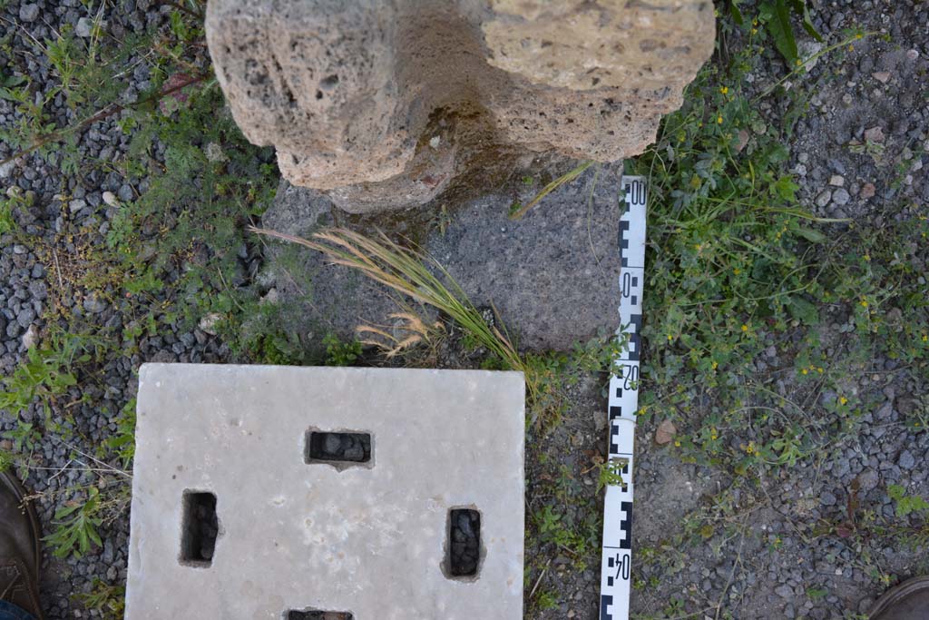 IX.5.9 Pompeii. May 2017. Room “i”, lower pilaster on west side of north portico.
Foto Christian Beck, ERC Grant 681269 DÉCOR.