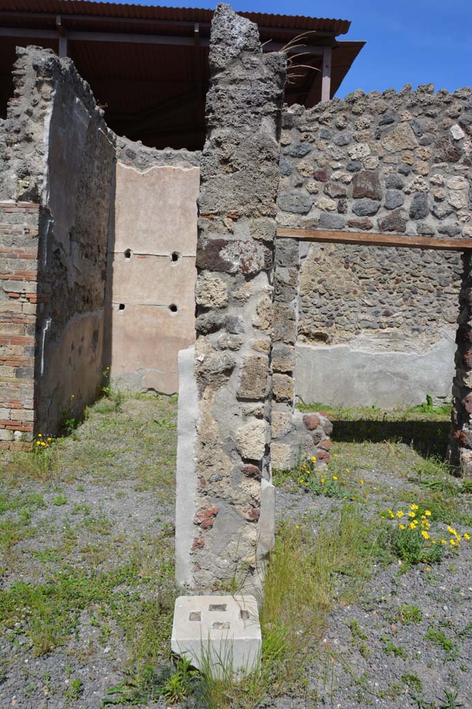 IX.5.9 Pompeii. May 2017. 
Room “i”, looking east from north portico with doorway to room “h” on left, and room “m” on right.
Foto Christian Beck, ERC Grant 681269 DÉCOR.