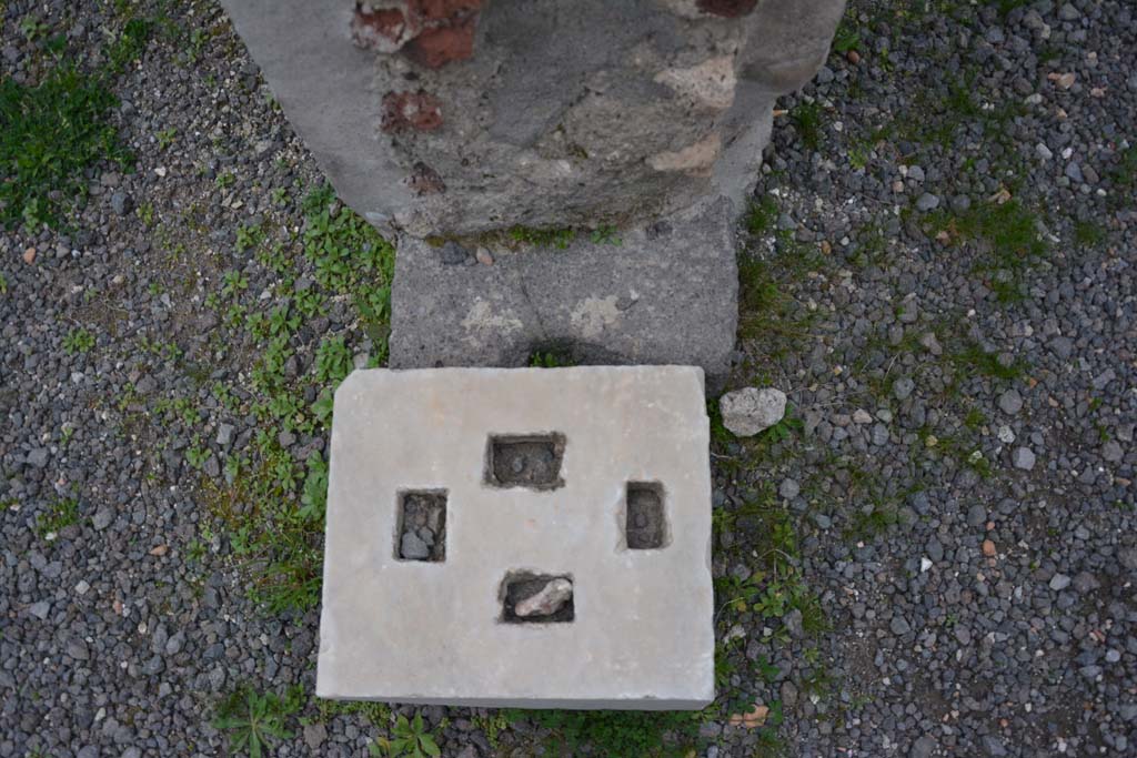 IX.5.9 Pompeii. March 2017. Room “i”, marble base by pilaster on east side of north portico.
Foto Christian Beck, ERC Grant 681269 DÉCOR.
