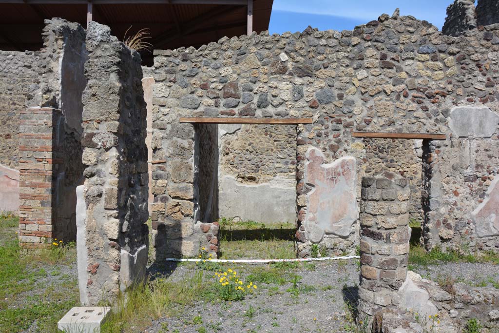 IX.5.9 Pompeii. May 2017. Room “i”, looking east along north portico towards room “m”, with two doorways.
Foto Christian Beck, ERC Grant 681269 DÉCOR.
