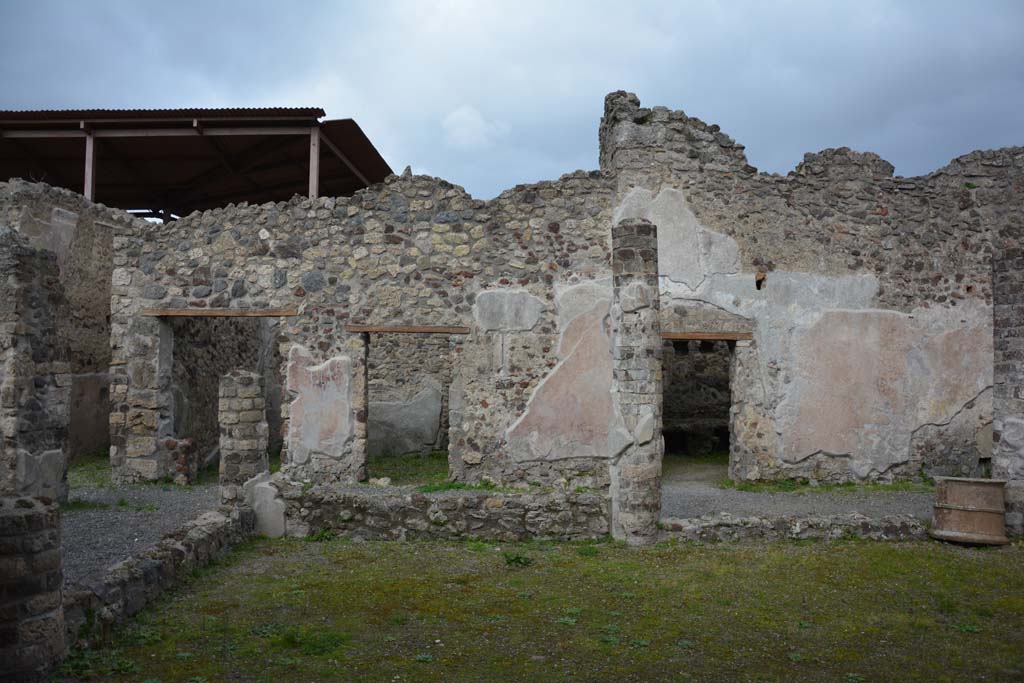IX.5.9 Pompeii. March 2017. 
Room “i”, looking towards east portico, with doorways to room “m” (two doors), and room “n”, on right. 
Foto Christian Beck, ERC Grant 681269 DÉCOR.