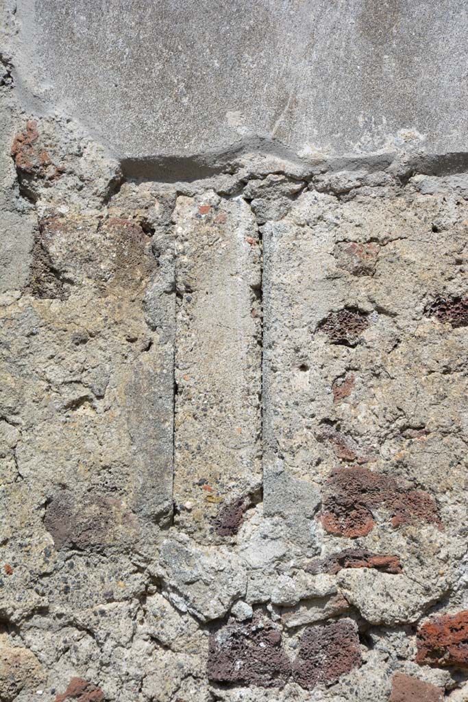 IX.5.9 Pompeii. May 2017. 
Room “i”, detail from south side of doorway to room “m” on east wall of portico. 
Foto Christian Beck, ERC Grant 681269 DÉCOR.