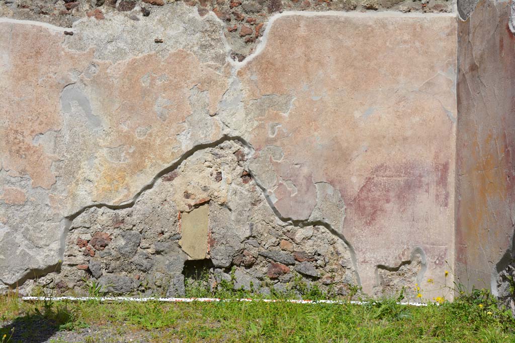 IX.5.9 Pompeii. May 2017. Room “i”, looking towards east wall in south-east corner.
Foto Christian Beck, ERC Grant 681269 DÉCOR.