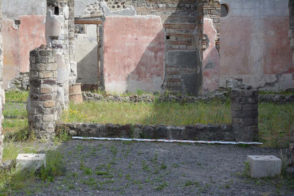 IX.5.9 Pompeii. May 2017. Looking south from atrium “b” across north portico towards peristyle, room “i”.  
Foto Christian Beck, ERC Grant 681269 DÉCOR.