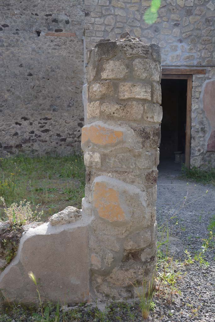 IX.5.9 Pompeii. May 2017. Room “i”, looking west in north-east corner of portico. 
Foto Christian Beck, ERC Grant 681269 DÉCOR.