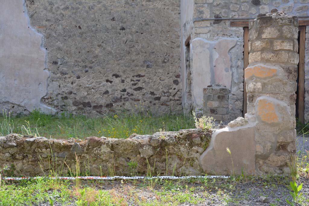 IX.5.9 Pompeii. May 2017. Room “i”, looking west towards small peristyle wall on east portico at north end. 
Foto Christian Beck, ERC Grant 681269 DÉCOR.