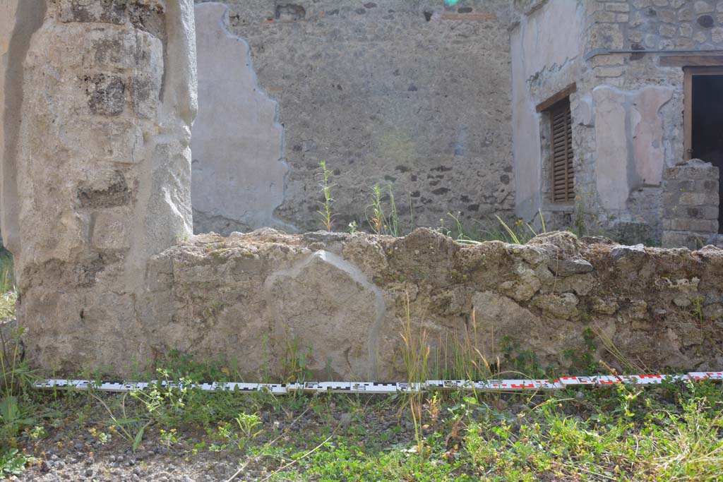 IX.5.9 Pompeii. May 2017. Room “i”, looking west towards small peristyle wall on east portico in centre. 
Foto Christian Beck, ERC Grant 681269 DÉCOR.