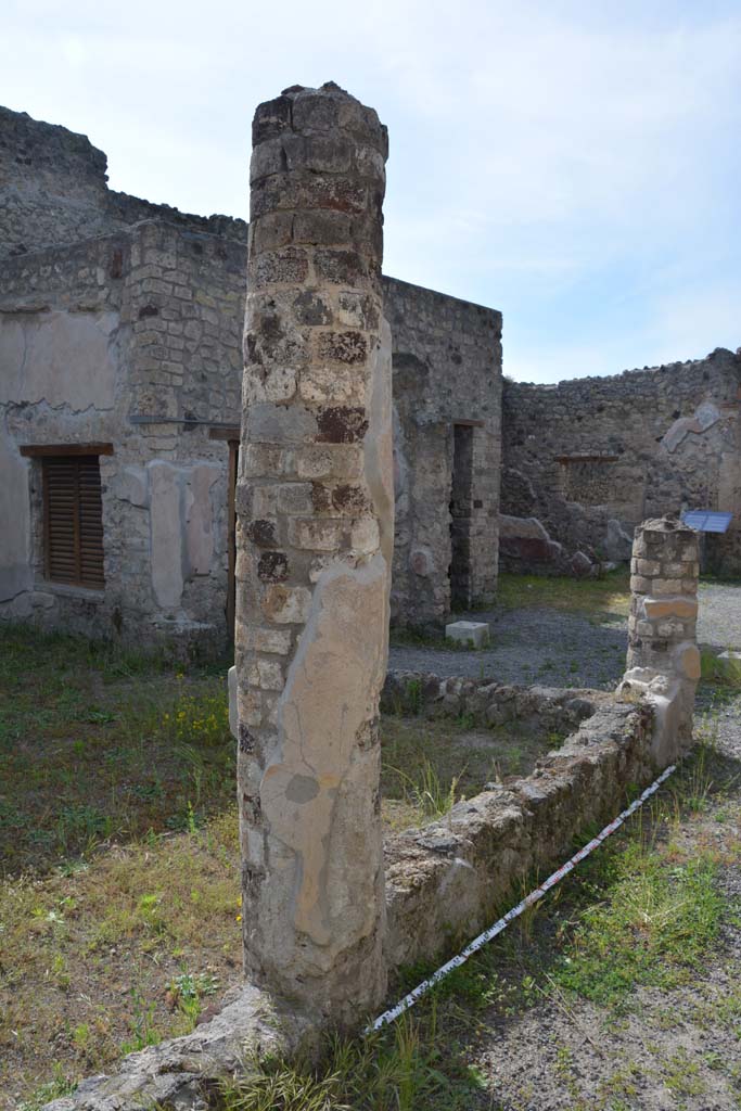 IX.5.9 Pompeii. May 2017. 
Room “i”, looking north-west along small peristyle wall on east portico at north end. 
Foto Christian Beck, ERC Grant 681269 DÉCOR.