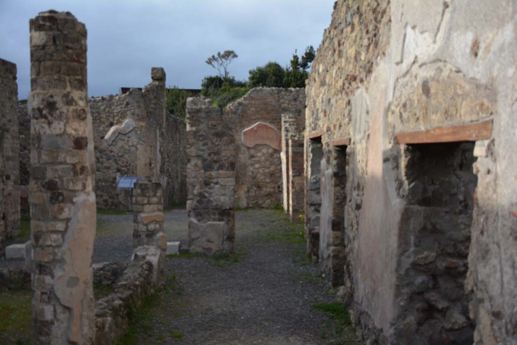 IX.5.9 Pompeii. March 2017. Room “i”, looking north along east portico, with doorway to room “n”, on right.
Foto Christian Beck, ERC Grant 681269 DÉCOR.