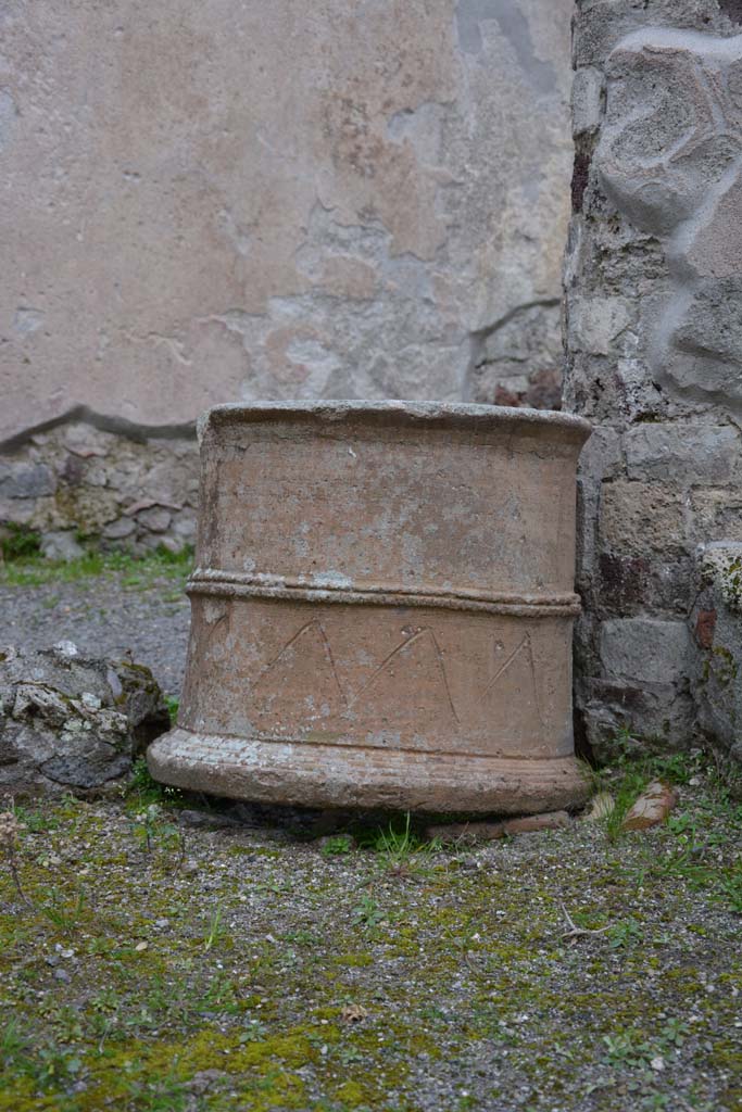 IX.5.9 Pompeii. March 2017. Room “i”, puteal on east portico.
Foto Christian Beck, ERC Grant 681269 DÉCOR.