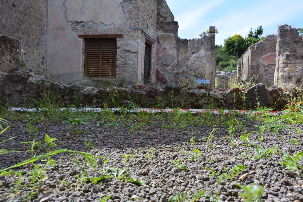 IX.5.9 Pompeii. May 2017. Room “i”, looking north across south portico towards small peristyle wall. 
Foto Christian Beck, ERC Grant 681269 DÉCOR.