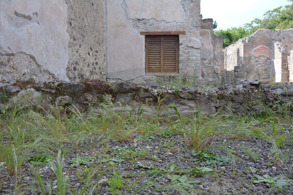 IX.5.9 Pompeii. May 2017. Room “i”, looking north across south portico towards small peristyle wall at west end.  
Foto Christian Beck, ERC Grant 681269 DÉCOR.