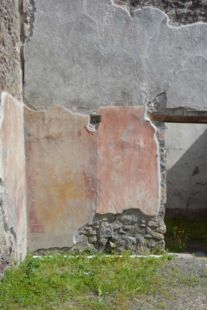 IX.5.9 Pompeii. May 2017. 
Room “i”, south wall in south-east corner, on east side of doorway to room “o”.
Foto Christian Beck, ERC Grant 681269 DÉCOR.