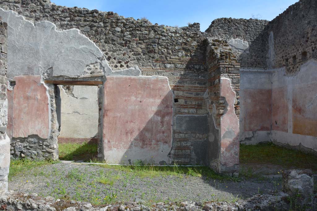 IX.5.9 Pompeii. May 2017. Room “i”, looking across south portico towards doorways to room “o” on left, and to room “p” on right.
Foto Christian Beck, ERC Grant 681269 DÉCOR.