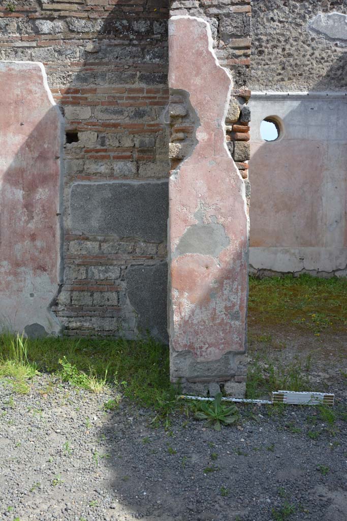 IX.5.9 Pompeii. May 2017. 
Room “i”, looking south to pilaster on east side of doorway to room “p”.
Foto Christian Beck, ERC Grant 681269 DÉCOR.