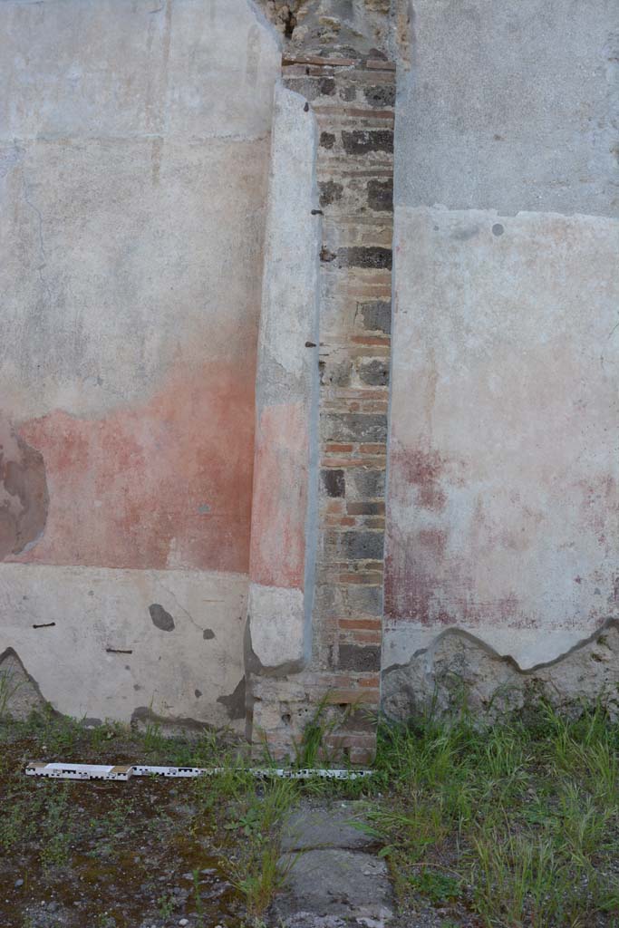 IX.5.9 Pompeii. May 2017. 
Room “i”, looking west towards pilaster at side of doorway to room “p”. 
Foto Christian Beck, ERC Grant 681269 DÉCOR.