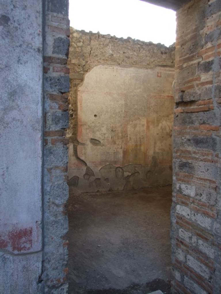 IX.5.11 Pompeii. December 2007. Doorway to room 6, oecus with a window overlooking the garden, looking south-west. The walls of this room were decorated in the IVth Style.
The zoccolo was divided into panels, the middle zone was divided into compartments with a white background, and the upper zone also had a white background. This room was decorated with images of the Muses, beginning from the east wall, of –
Clio, who reads from an open volume held between her hands,
Talia, with comic mask and shepherds crook,
Urania, with globe and pen (stilo),
Euterpe, with two long pan-pipes,
Melpomene with tragic mask and club,
Erato in attitude of playing the lyre,
Tersicore, playing the zither,
And finally Polimnia wrapped in her cloak.
In this room, a burnt human skeleton was found, with a gold ring on the finger.
See NdS, 1877, (p.250)