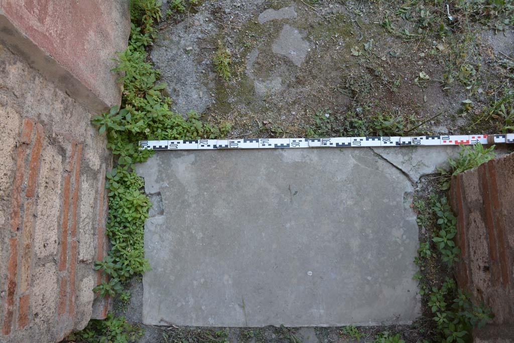 IX.5.11 Pompeii. May 2017. Room k, threshold of doorway.
Foto Christian Beck, ERC Grant 681269 DÉCOR.