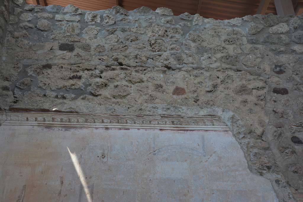IX.5.11 Pompeii. May 2017. Room k, detail of stucco cornice and remaining painted decorations below it.
Foto Christian Beck, ERC Grant 681269 DÉCOR.