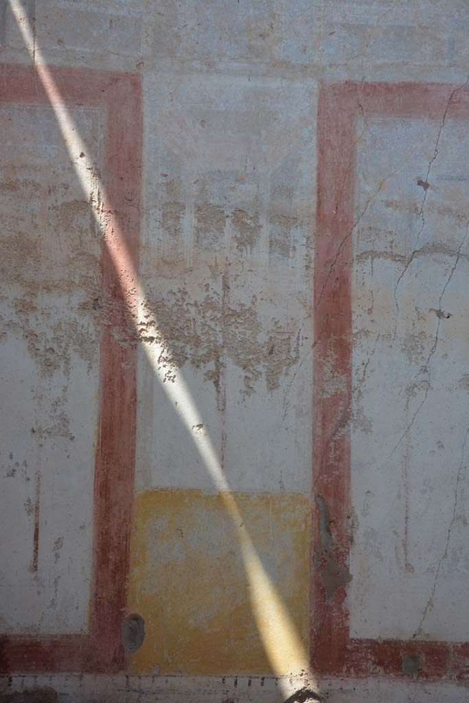 IX.5.11 Pompeii. May 2017. 
Room k, central panel on north wall with remains of architectural decoration.
Foto Christian Beck, ERC Grant 681269 DÉCOR.