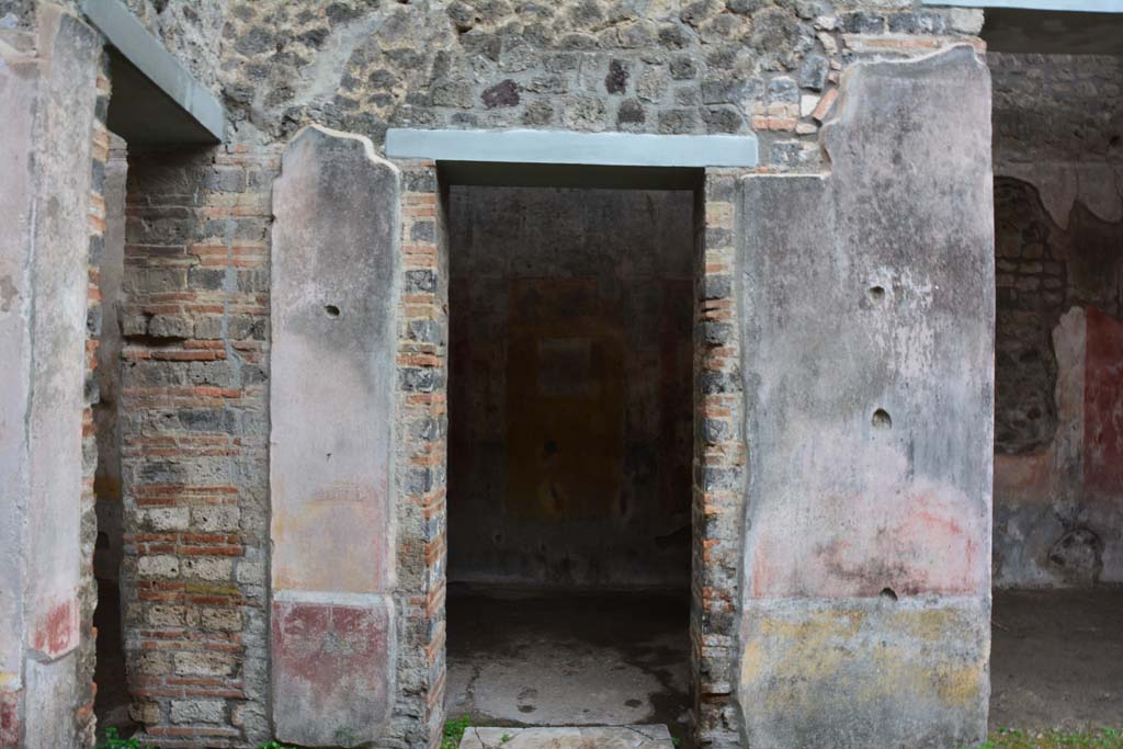 IX.5.11 Pompeii. March 2017. Room f, looking west to doorway in atrium b.   
Foto Christian Beck, ERC Grant 681269 DÉCOR.