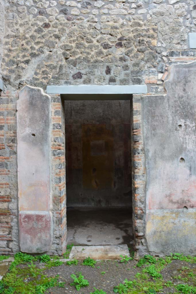 IX.5.11 Pompeii. March 2017. Room f, doorway.    
Foto Christian Beck, ERC Grant 681269 DÉCOR.