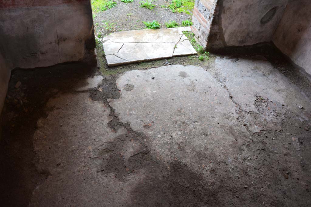 IX.5.11 Pompeii. March 2017. Room f, flooring, looking east towards doorway to atrium b.   
Foto Christian Beck, ERC Grant 681269 DÉCOR.