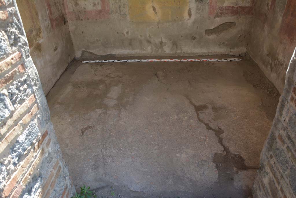 IX.5.11 Pompeii. May 2017. Room f, looking west across flooring through entrance doorway.
Foto Christian Beck, ERC Grant 681269 DÉCOR.