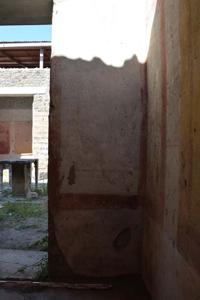 IX.5.11 Pompeii. May 2017. Room f, looking towards east wall in south-east corner.
Foto Christian Beck, ERC Grant 681269 DÉCOR.