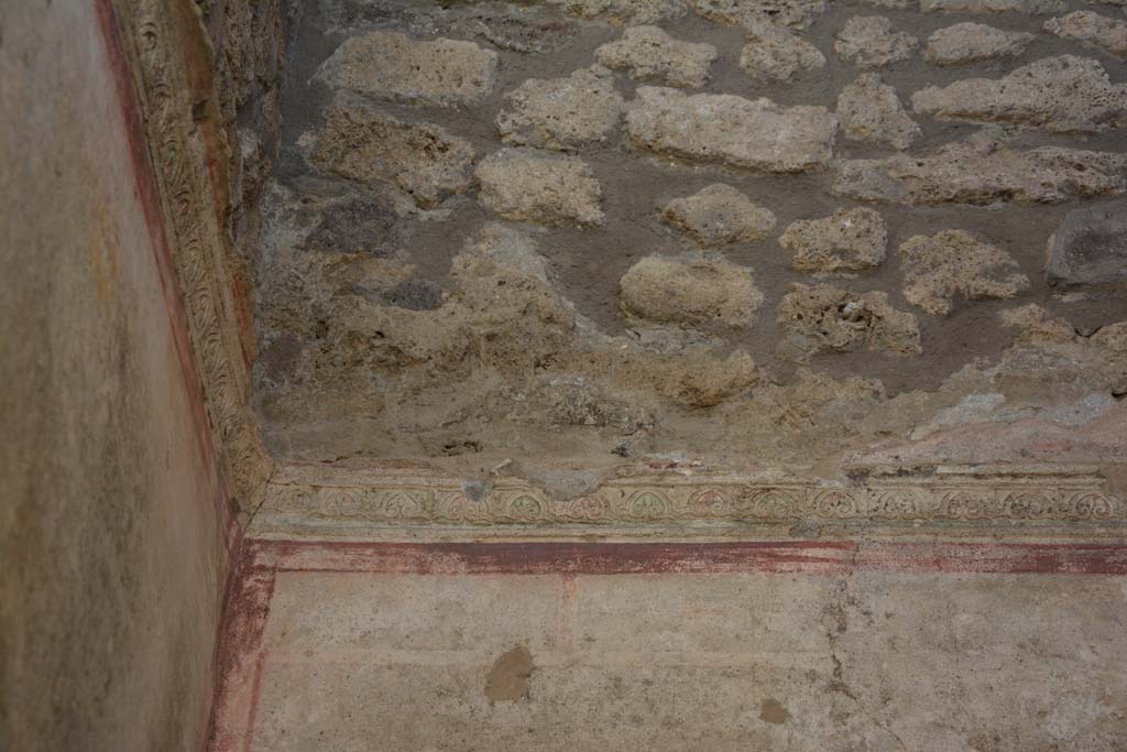 IX.5.11 Pompeii. May 2017. Room f, detail of stucco cornice on west wall at south end.
Foto Christian Beck, ERC Grant 681269 DÉCOR.
