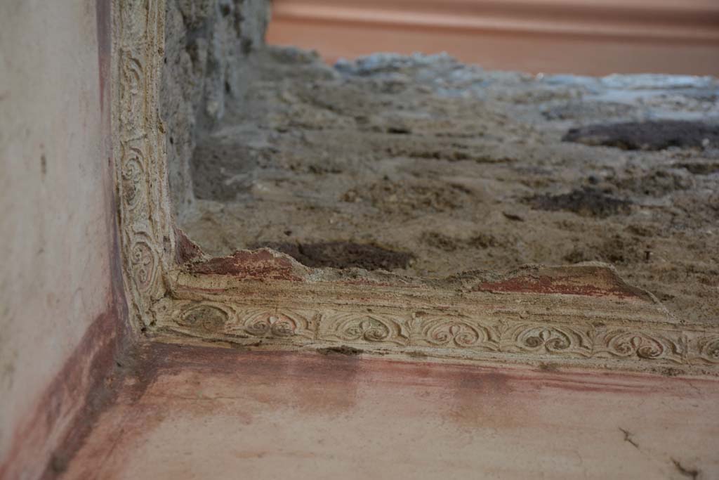 IX.5.11 Pompeii. May 2017. Room f, detail from upper north wall at west end with red and green stucco cornice.
Foto Christian Beck, ERC Grant 681269 DÉCOR.