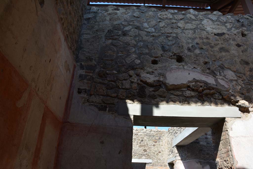 IX.5.11 Pompeii. May 2017. Room f, upper east wall above doorway to atrium b.
Foto Christian Beck, ERC Grant 681269 DÉCOR.