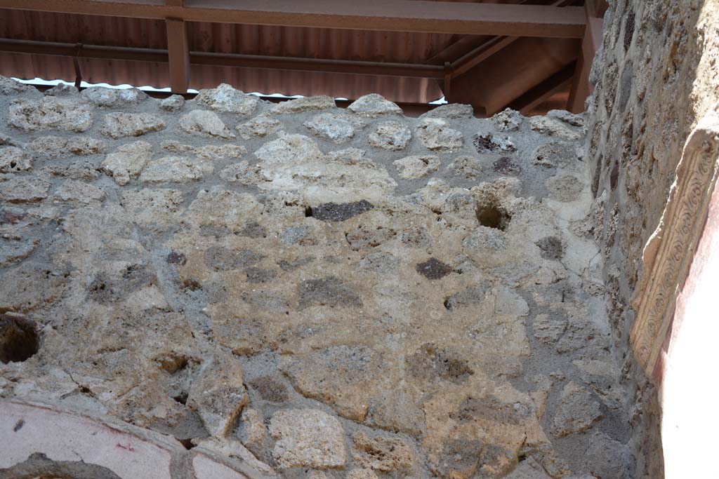 IX.5.11 Pompeii. May 2017. Room f, upper east wall at south end.
Foto Christian Beck, ERC Grant 681269 DÉCOR.