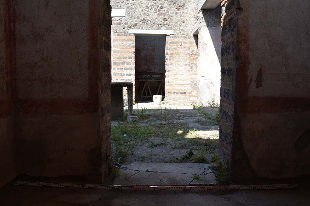 IX.5.11 Pompeii. May 2017. Room f, looking east towards doorway to atrium b.
Foto Christian Beck, ERC Grant 681269 DÉCOR.