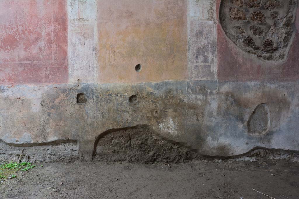 IX.5.11 Pompeii. March 2017. Room e, looking towards lower south wall with detail from zoccolo. 
Foto Christian Beck, ERC Grant 681269 DÉCOR.