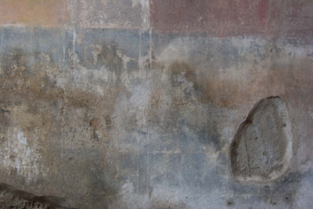 IX.5.11 Pompeii. March 2017. Room e, looking towards west side of zoccolo on lower south wall.  
Foto Christian Beck, ERC Grant 681269 DÉCOR.