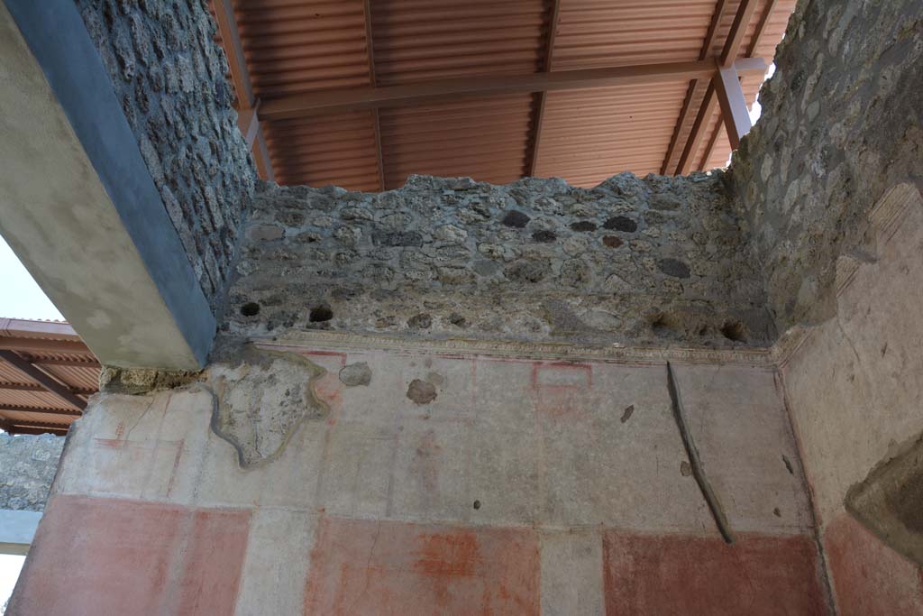 IX.5.11 Pompeii. May 2017. Room e, upper south wall with remaining painted decoration. 
Foto Christian Beck, ERC Grant 681269 DÉCOR.