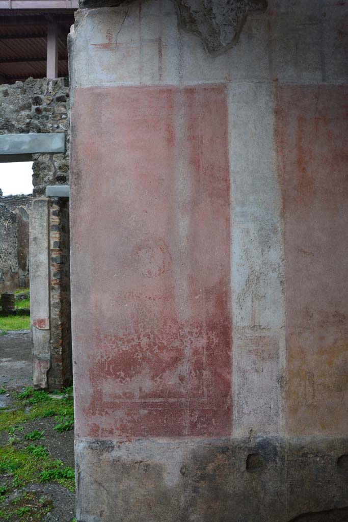 IX.5.11 Pompeii. March 2017. Room e, panel at east end of south wall, detail of painted decoration. 
Foto Christian Beck, ERC Grant 681269 DÉCOR.