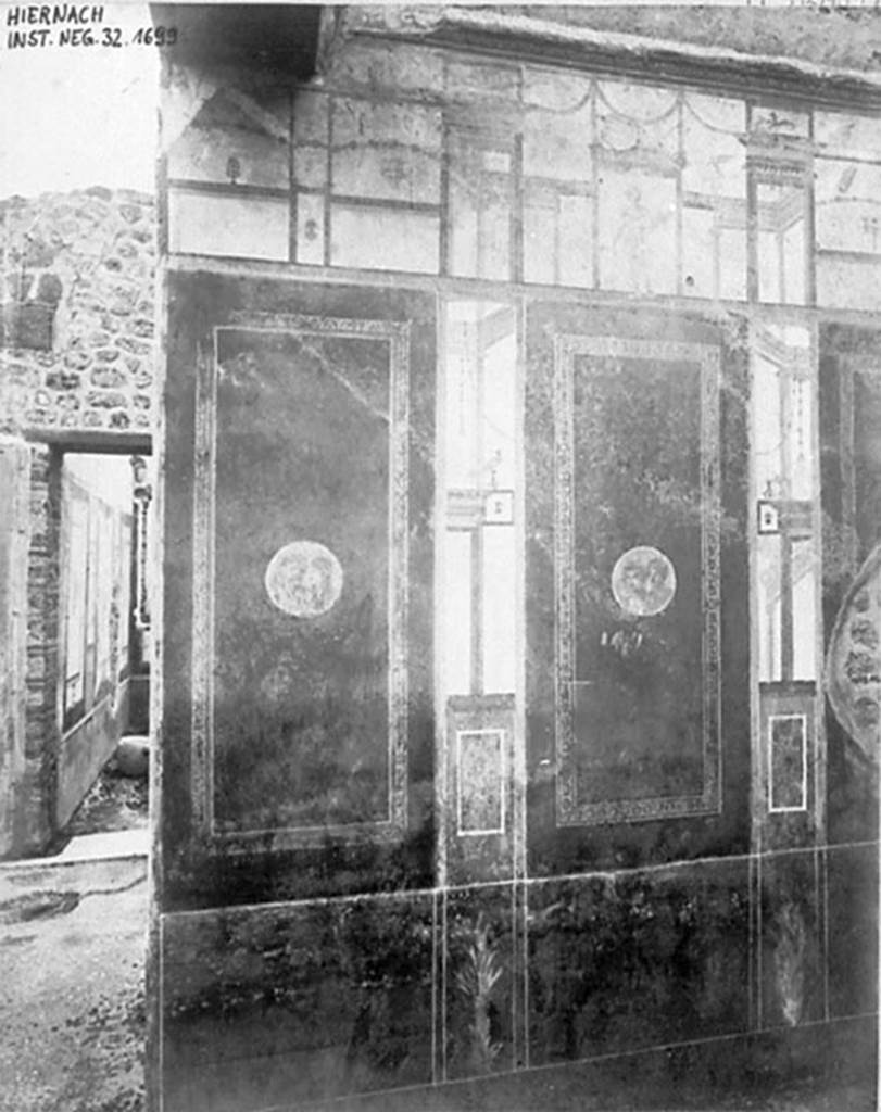 IX.5.11 Pompeii. 1932.  Room 8, ala, south wall with two medallions each with two busts.
DAIR 32.1699. Photo © Deutsches Archäologisches Institut, Abteilung Rom, Arkiv. 
See http://arachne.uni-koeln.de/item/marbilderbestand/917170
