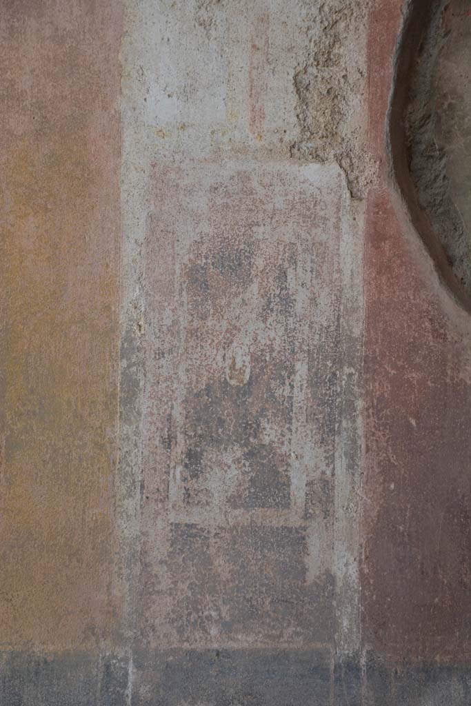 IX.5.11 Pompeii. May 2017. 
Room e, panel with painted remains of architectural view on west side of central panel on south wall. 
Foto Christian Beck, ERC Grant 681269 DÉCOR.
