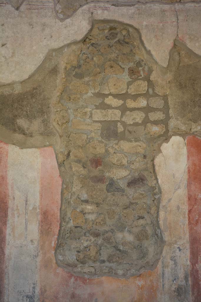 IX.5.11 Pompeii. May 2017. 
Room e, detail of “hole made by the ancient searchers” from centre of west wall.  
Foto Christian Beck, ERC Grant 681269 DÉCOR.