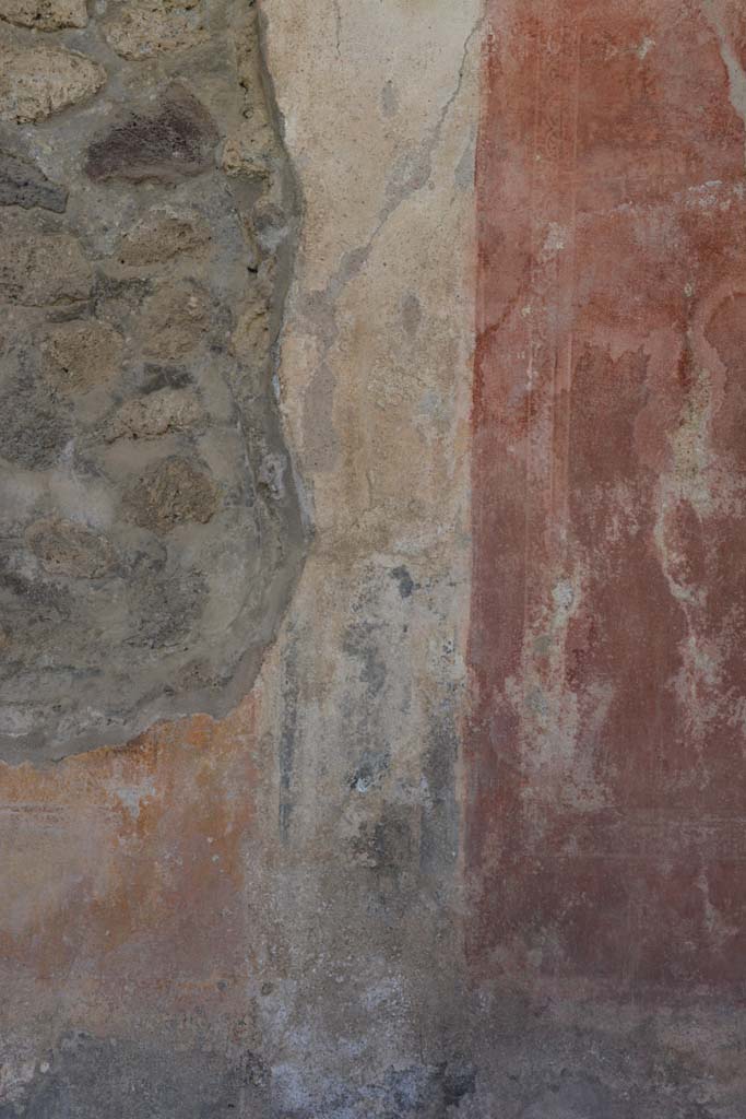 IX.5.11 Pompeii. May 2017. 
Room e, detail from compartment with architectural views on west wall on north side of central panel.  
On the right, the red side panel which was edged with ”carpet borders” would have contained a central flying figure, now faded.
Foto Christian Beck, ERC Grant 681269 DÉCOR.