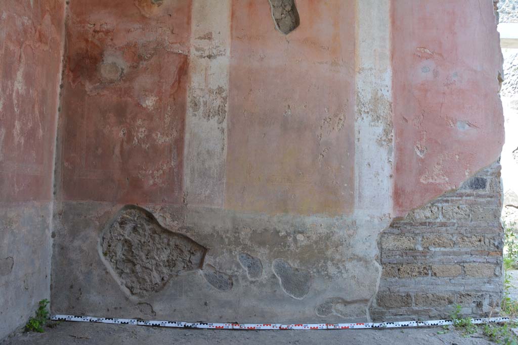 IX.5.11 Pompeii. May 2017. Room e, lower north wall. 
Foto Christian Beck, ERC Grant 681269 DÉCOR.
The central yellow panel would have contained a medallion, now completely faded, that showed a young girl with a scroll.
Other medallions were in the red side panels.