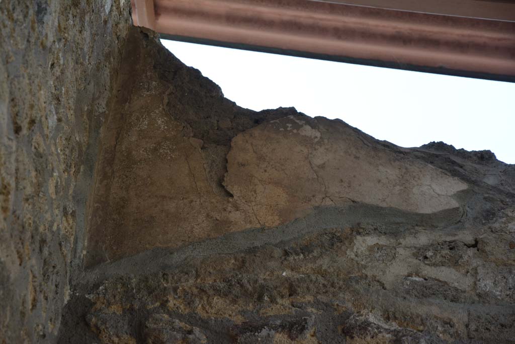IX.5.11 Pompeii. May 2017. Room e, remaining plaster high on upper north wall.  
Foto Christian Beck, ERC Grant 681269 DÉCOR.