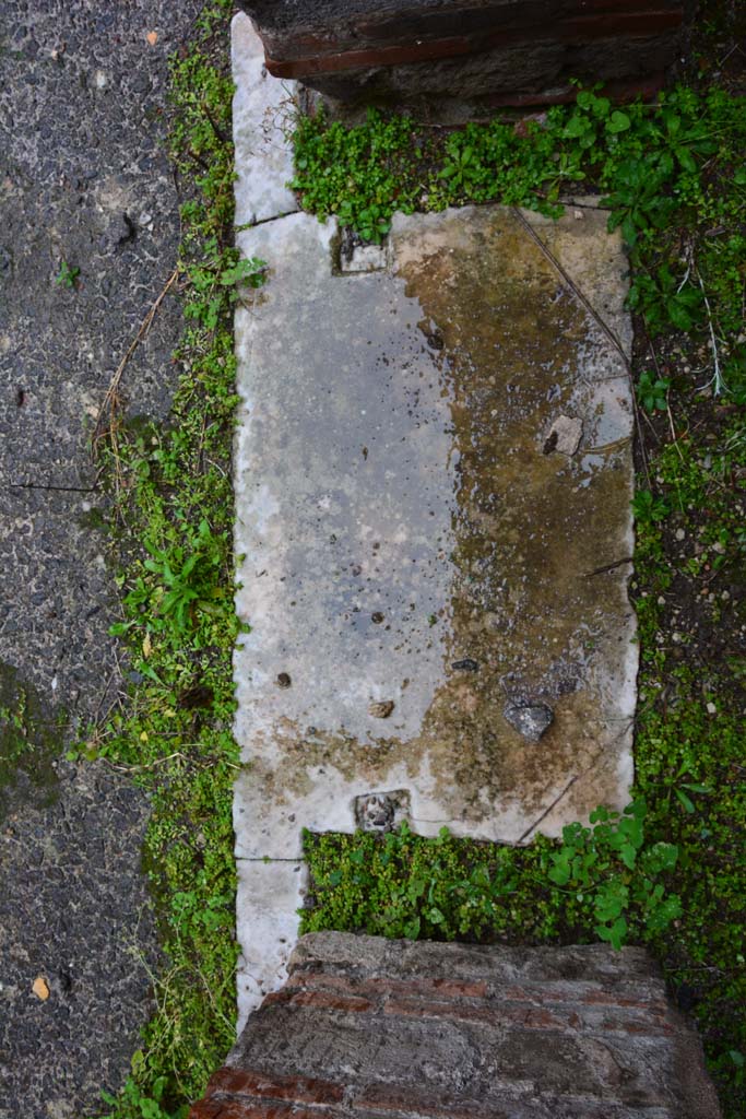 IX.5.11 Pompeii. March 2017. Room d, doorway threshold.     
Foto Christian Beck, ERC Grant 681269 DÉCOR