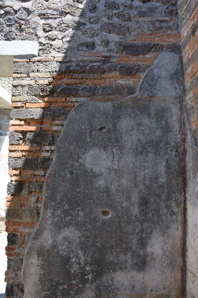 IX.5.11 Pompeii. May 2017. 
Room d, east wall in south-east corner, with doorway to atrium b, on left.
Foto Christian Beck, ERC Grant 681269 DÉCOR.